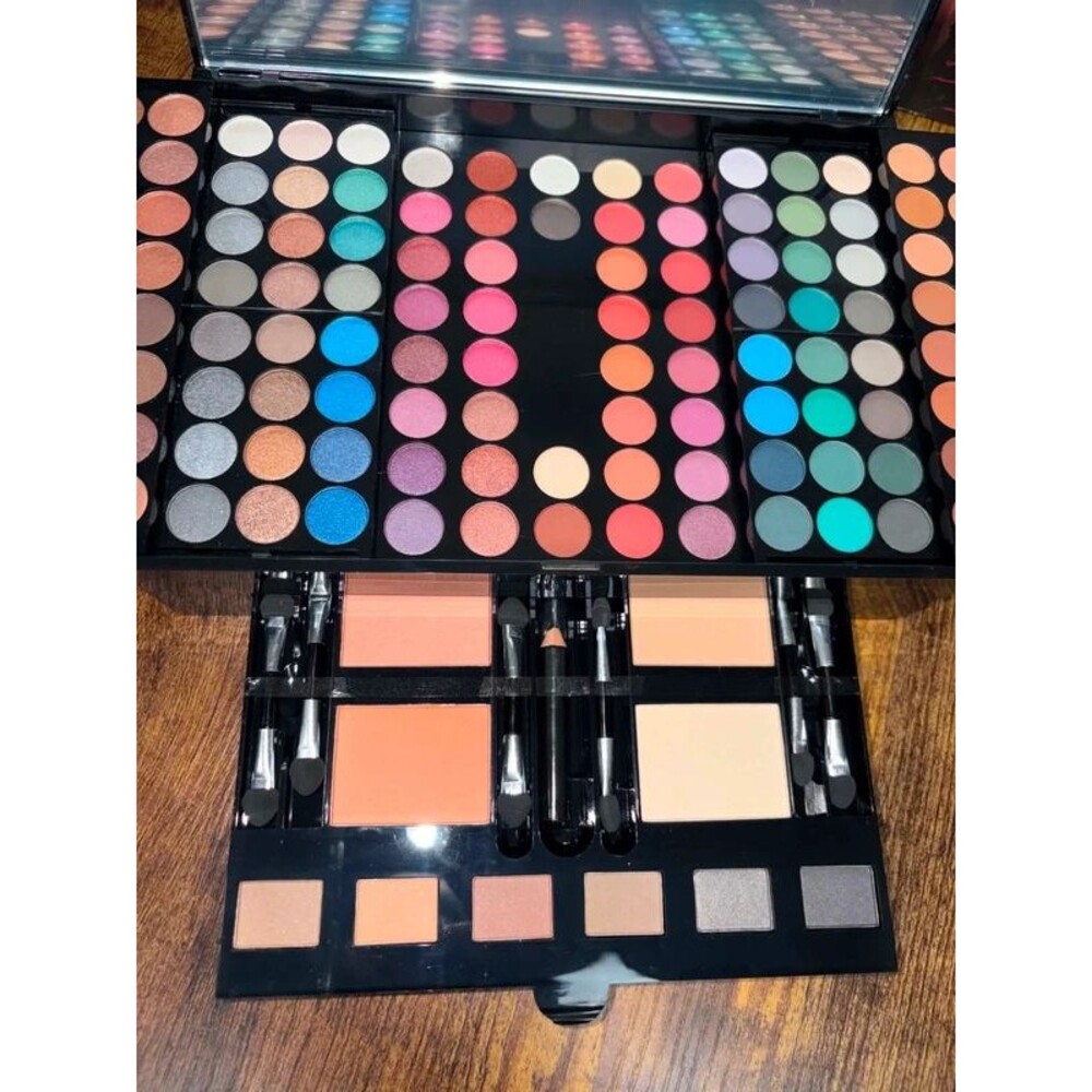 Makeup kit. - Picture 4 of 8